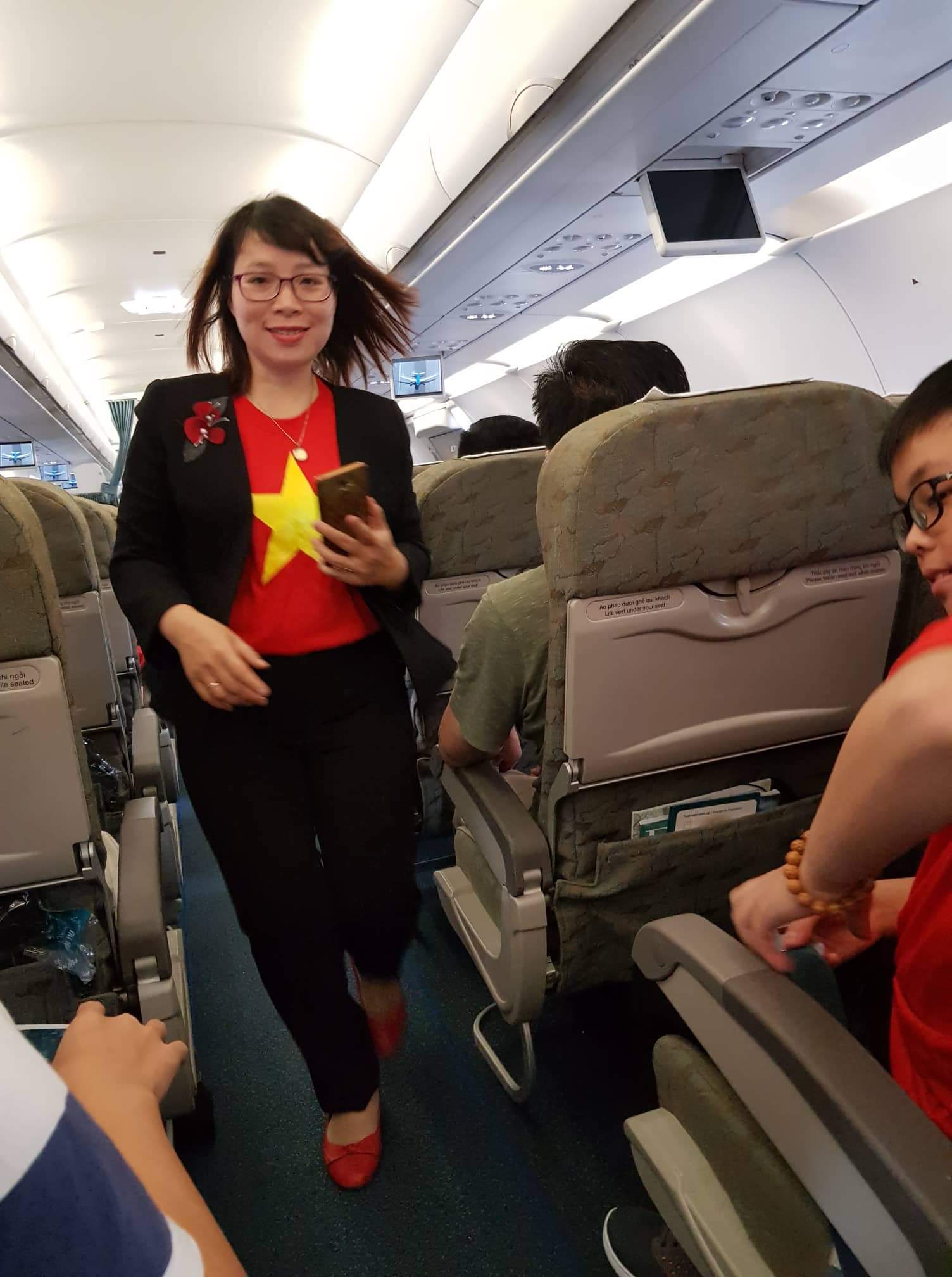 Bà Phí Thị Minh Hằng - PGĐ Soroban VN cùng đoàn trên chuyến bay
