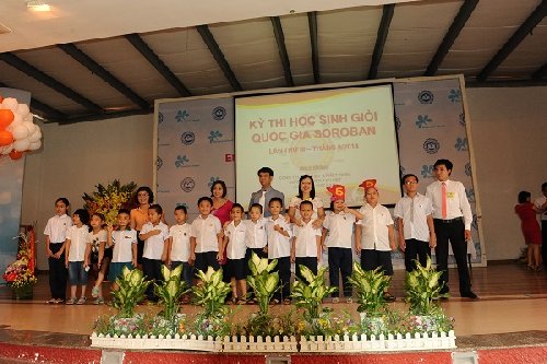 Các thí sinh TT Soroban Thư Viện Hà Nội nhận kỷ niệm chương