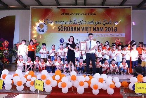 Trung tâm Soroban Hạ Long nhận giấy chứng nhận và quà lưu niệm tại kỳ thi